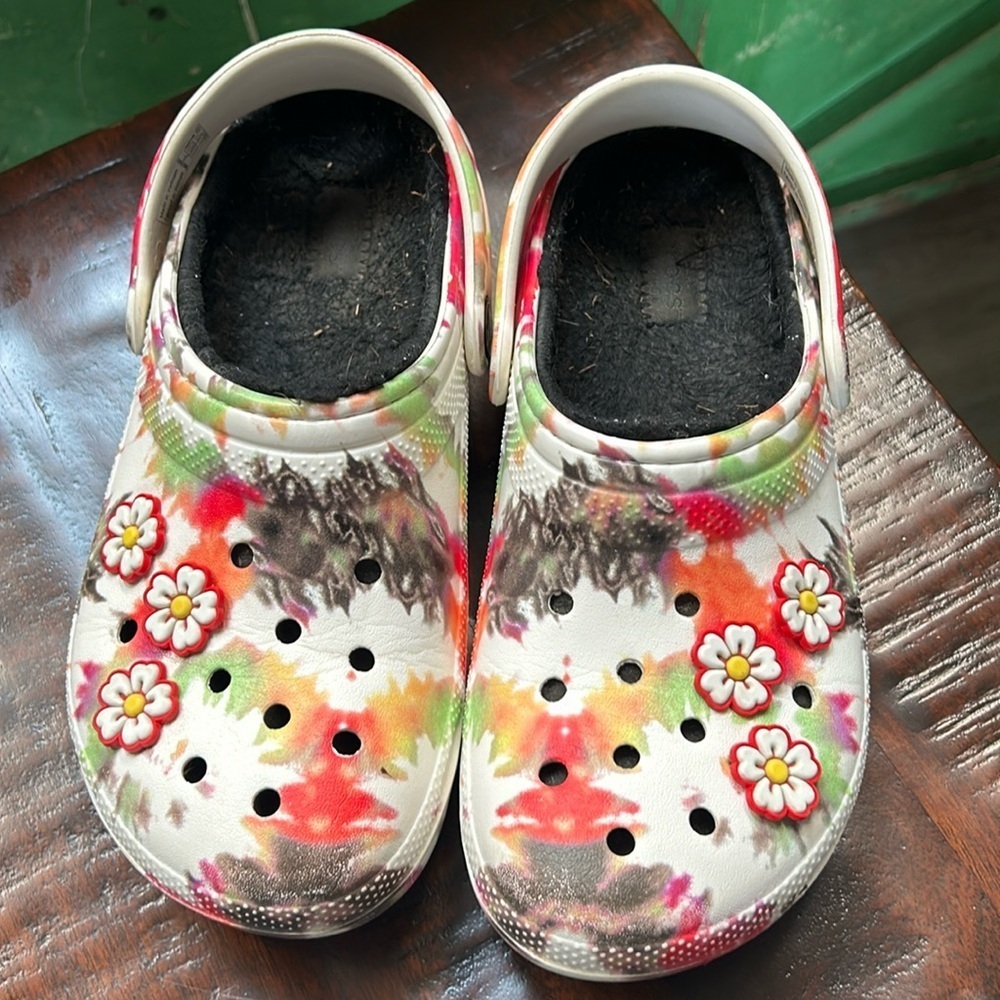 Crocs tie dye fur lined with jibs Size J3